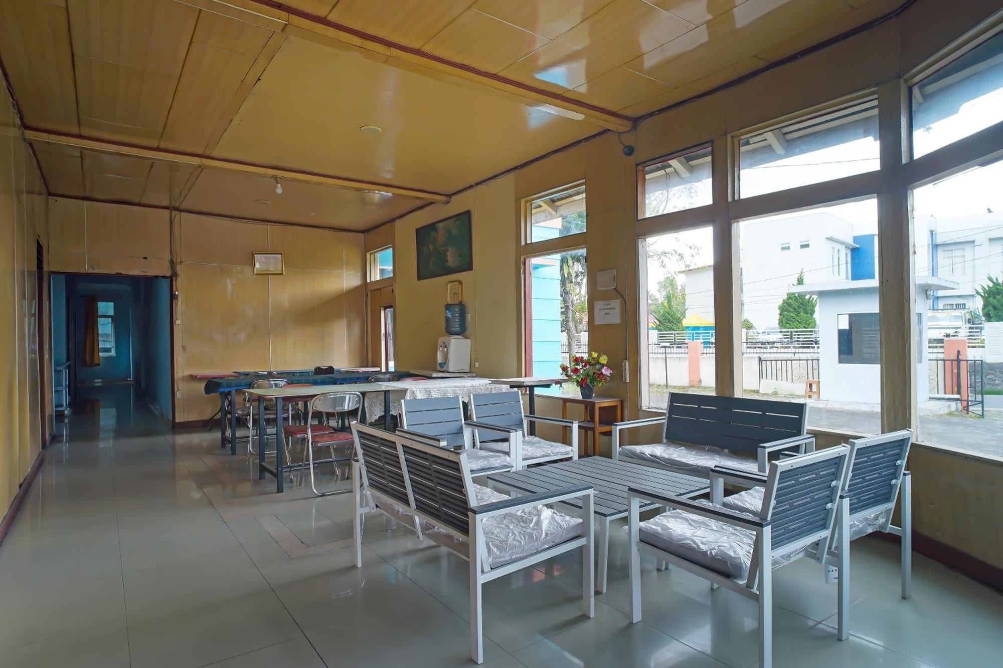 Oyo 92577 Hotel Sidikalang Near Kejaksaan Negeri Dairi Luaran gambar