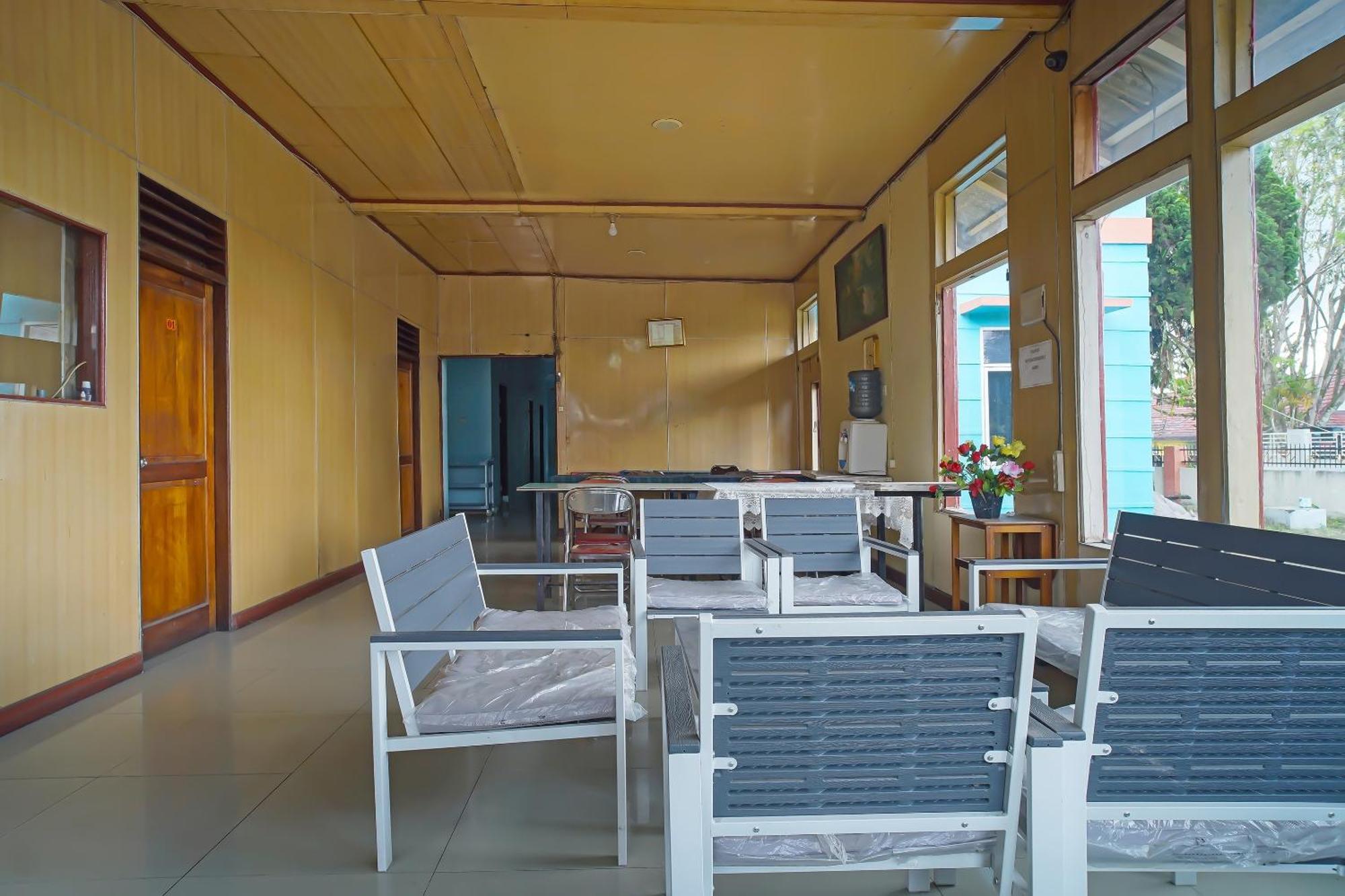 Oyo 92577 Hotel Sidikalang Near Kejaksaan Negeri Dairi Luaran gambar